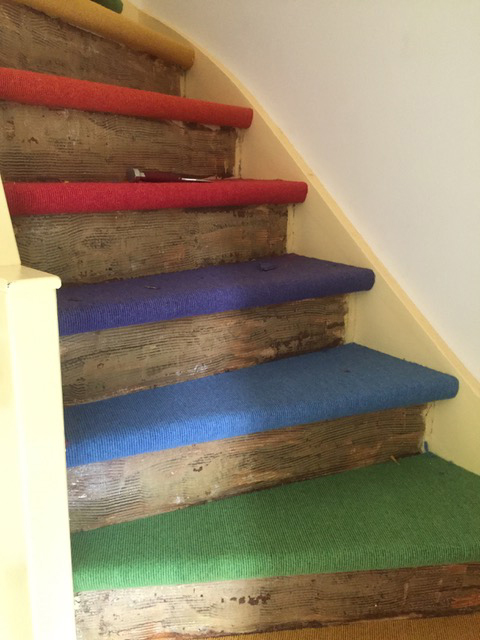 Trap stofferen met tapijt vloerbedekking in regenboogkleuren