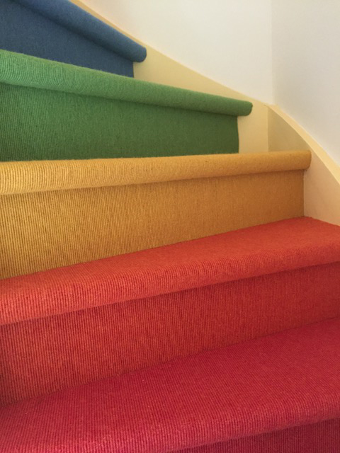Trap stofferen met tapijt vloerbedekking in regenboogkleuren